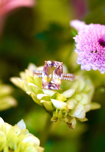 Alan belongs to the second-generation of a family-owned Chinese Singaporean jeweler.   Upon graduation from RMIT Melbourne University with a bachelor degree of Bachelor of Business (Management), Alan took over Han Xiang Jewellery in 2018, specialising in Made To Order (MTO) jewellery.